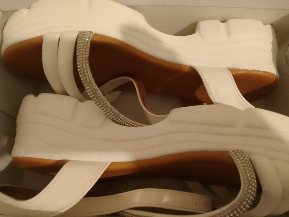 Sandale de purtat cu ocazie