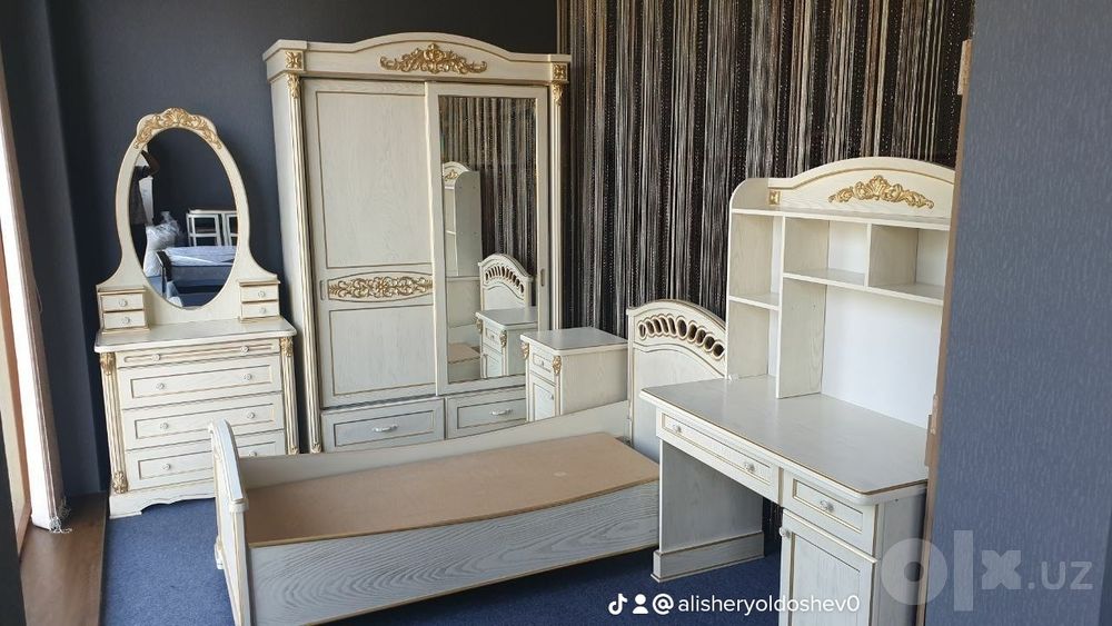 4 eshikli shkaf  va boshqa shkaflar bor