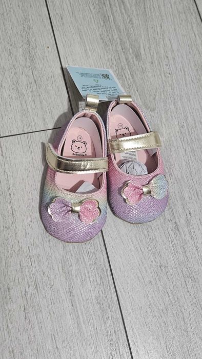 Pantofi noi violet 13-18 luni.