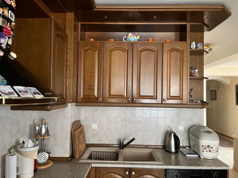 Гръцка кухня( 5,4 м.) с бар (1,8 м.) с  врати от масивна дъбова рамка