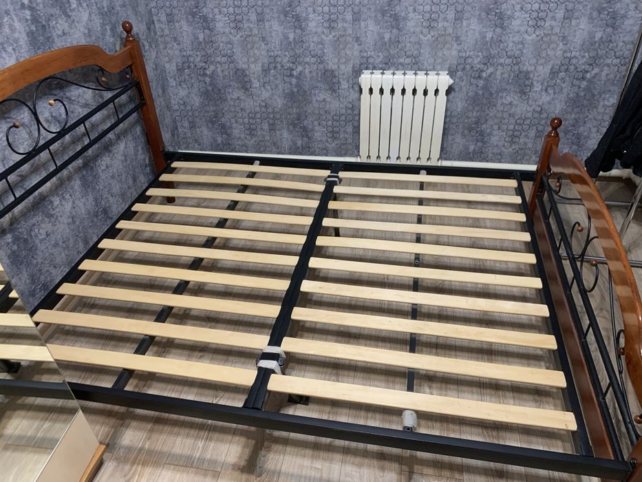 Кровать без матраца.