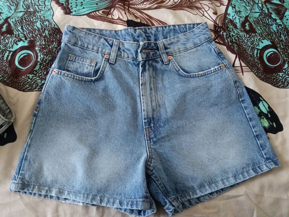Pantaloni scurți