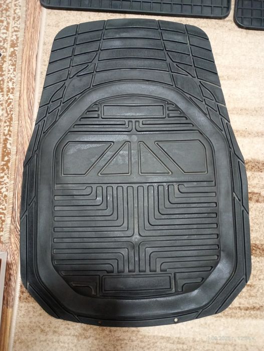 Продавам нови гумени стелки за Мерцедес w211