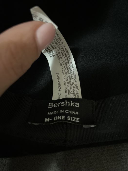 Черна шапка Bershka