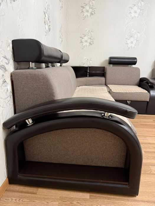 продам угловой диван , с 2 креслами