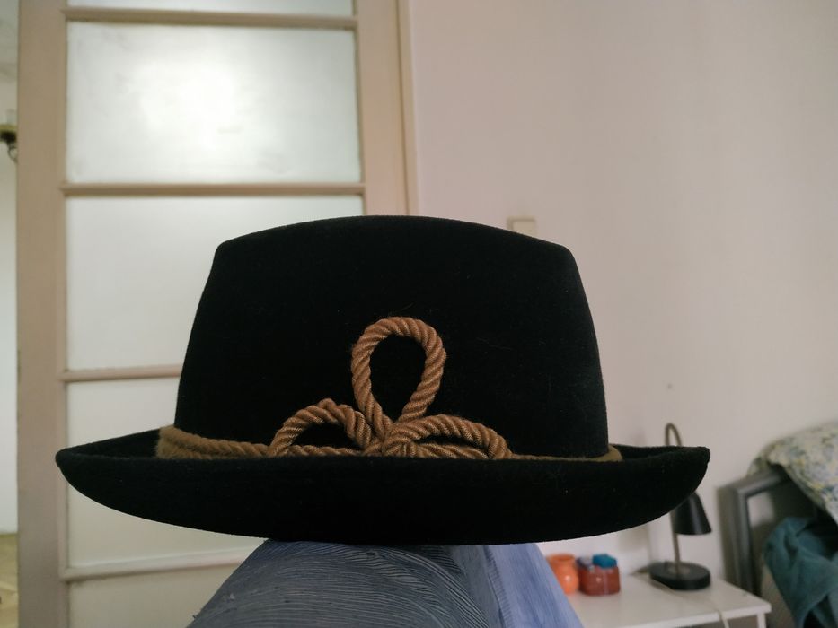 Стилна шапка черен велур