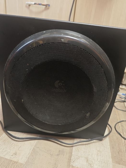 Vând swboofer Logitech z 906 sateliți consola