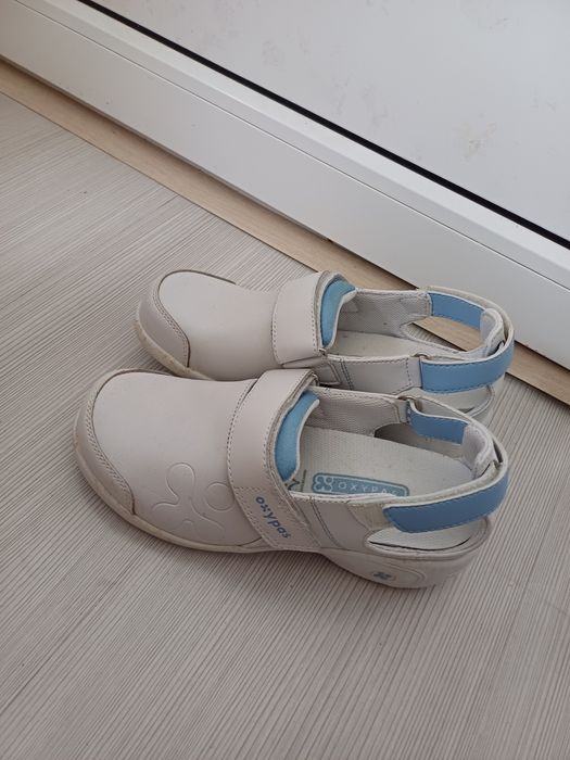 Papuci asistenta piele