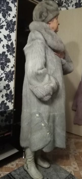 Нутриевая шуба вместе с норковой шапкой