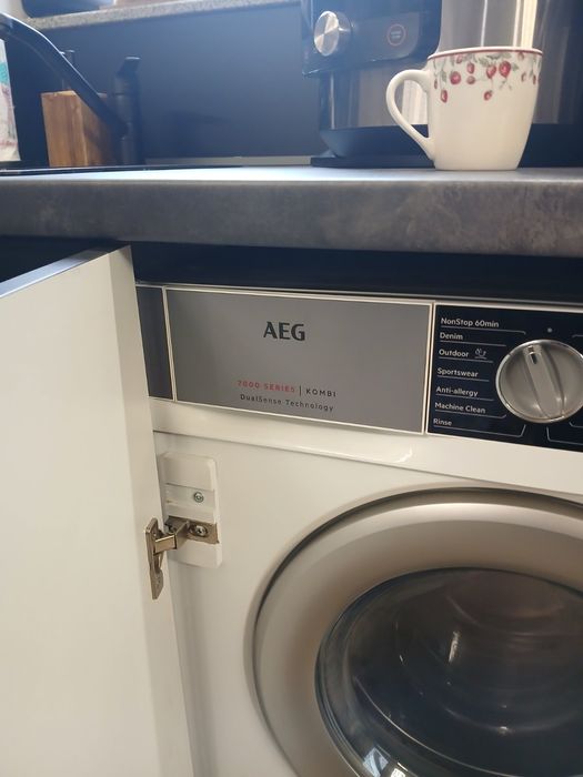 Пералня със сушилня АЕG