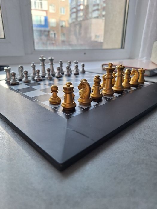 Шахматный доска, фигурки все есть