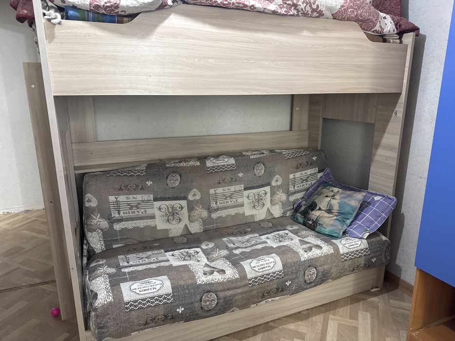 Продаю кровать двухэтажную срочно