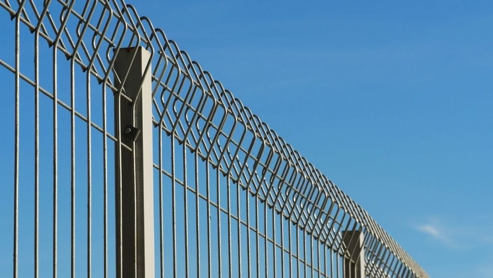 Garduri din plasă bordurată plasa anplatita