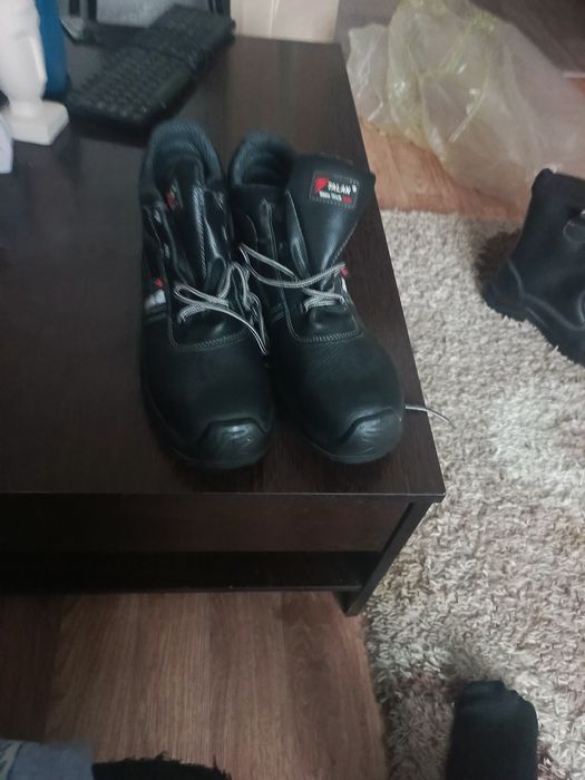 продам спец обувь новую