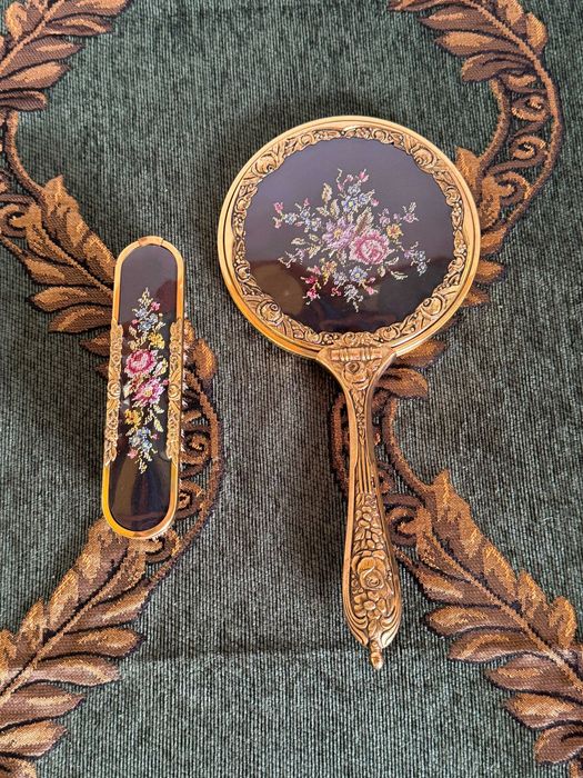Set vintage de toaletă cu oglindă și perie, decor floral Petit Point
