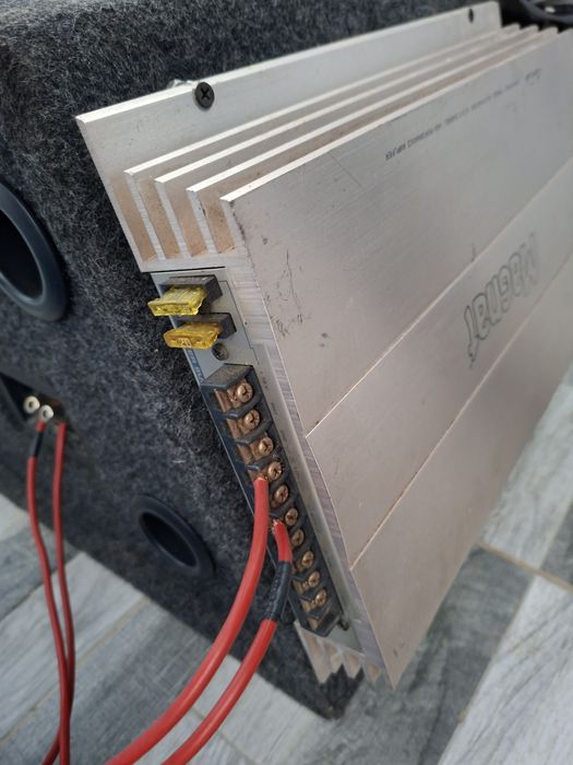 Vand subwoofer auto cu statie