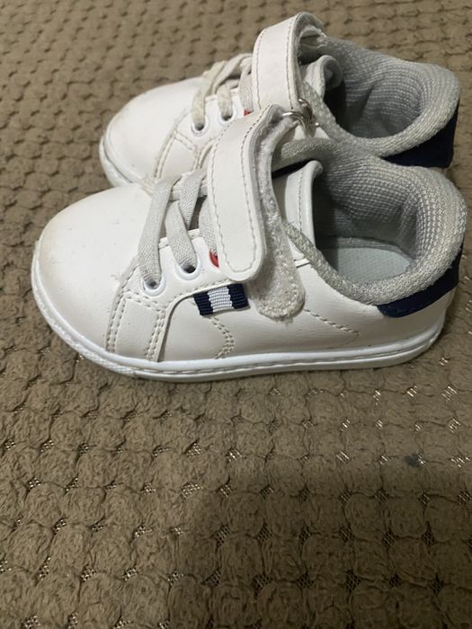 Продам детские кроссовки