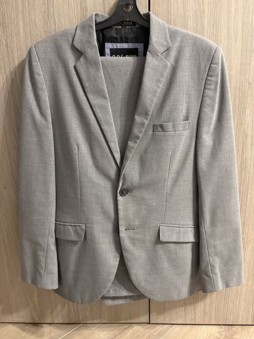 Школьная форма на мальчика, брюки, пиджаки, рубашки.