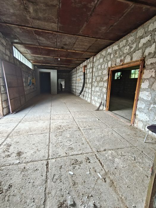 3 euro mp. Hala 900 mp utili si 3000 mp de teren. B-dul Chimiei 14.