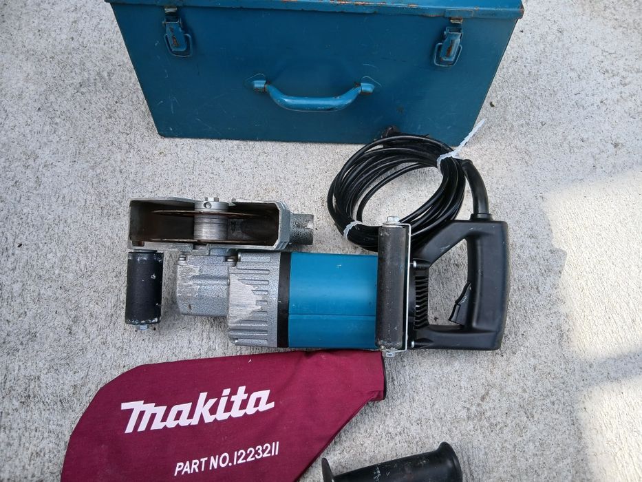 Професионална фреза за канали Makita 1800вата.