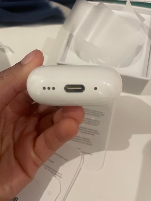 Apple AirPods 4 с Active Noise Cancellation (ANC)