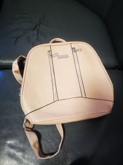 Раницата не е използвана, в добро състояние.