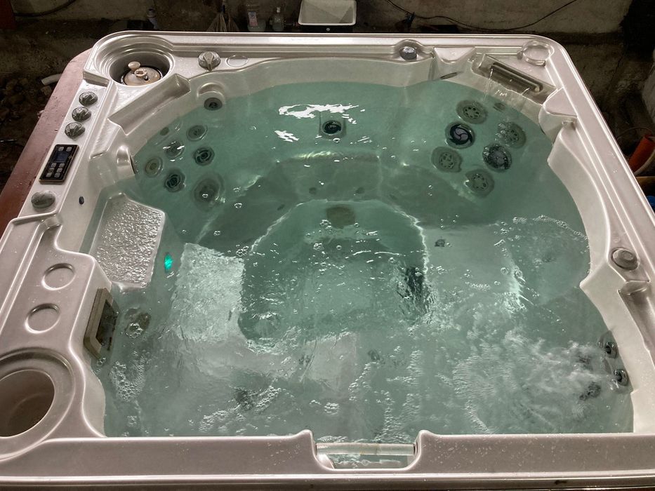 Канадско Джакузи перфектно състояние 3м гаранция с ново покривало