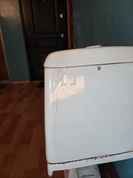 Отдам даром унитаз. На банке трещины.