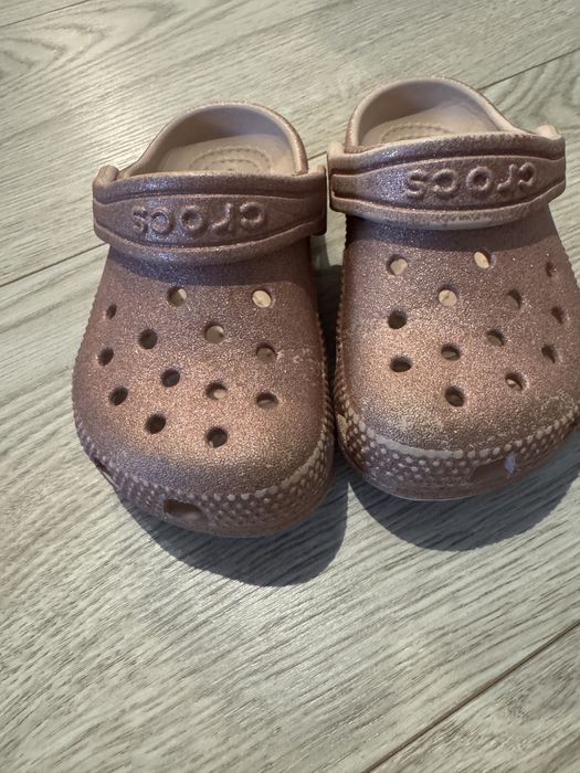 Crocs stralucitori