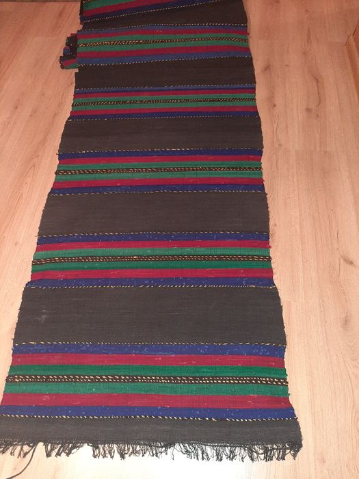 Продавам тъкана пътека