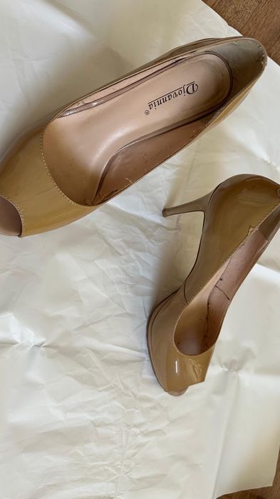 В продаже буу обуви