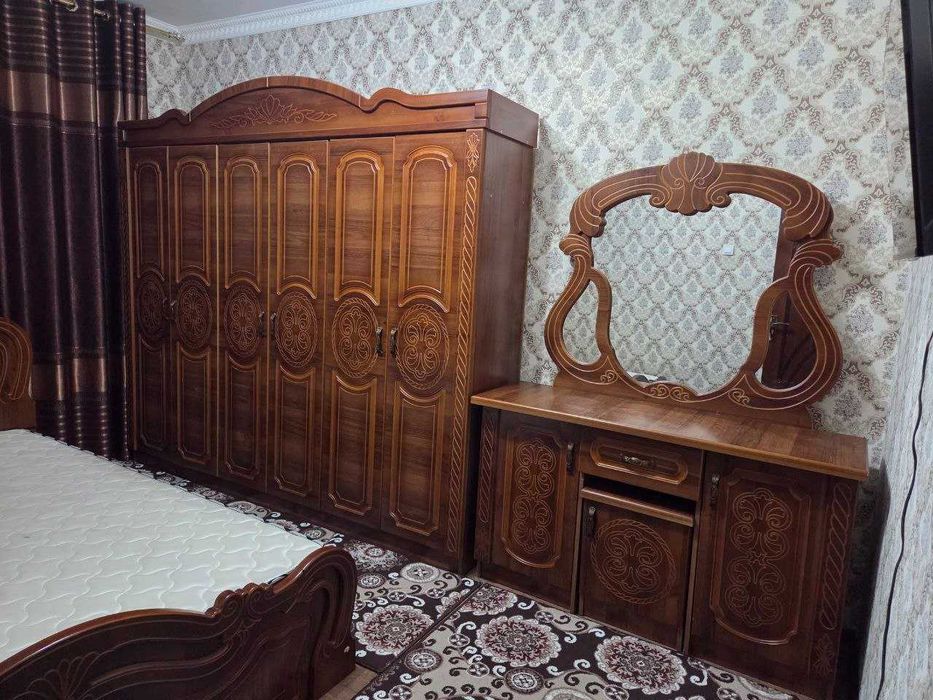 Спални мебел (гарнитур) сотилади