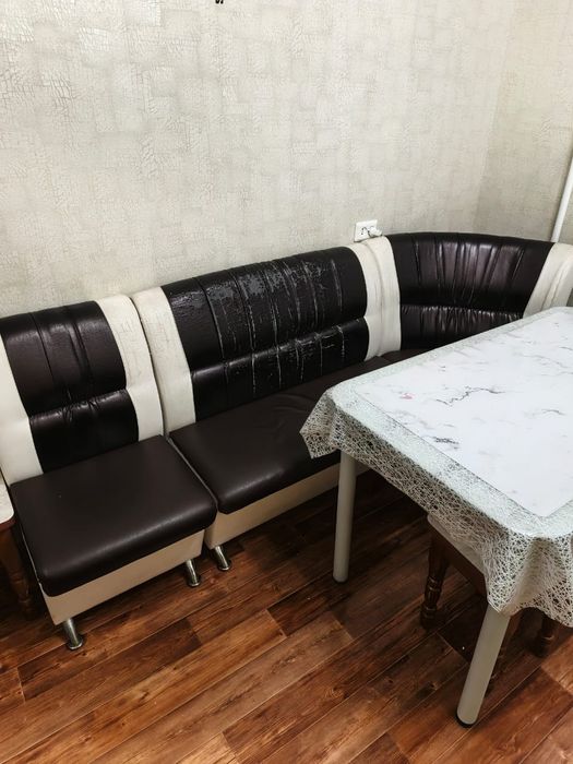 Кухонная зона стол+диван