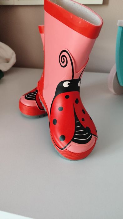 Много сладки гумени ботушки,чистонови