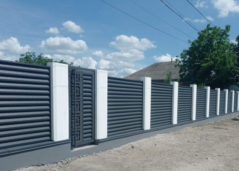 Executăm porți din lamele cu tot cu montaj cu totul 7000 RON poartă mare la 4 m cu 2 m poartă mică doar la 7000 RON executăm