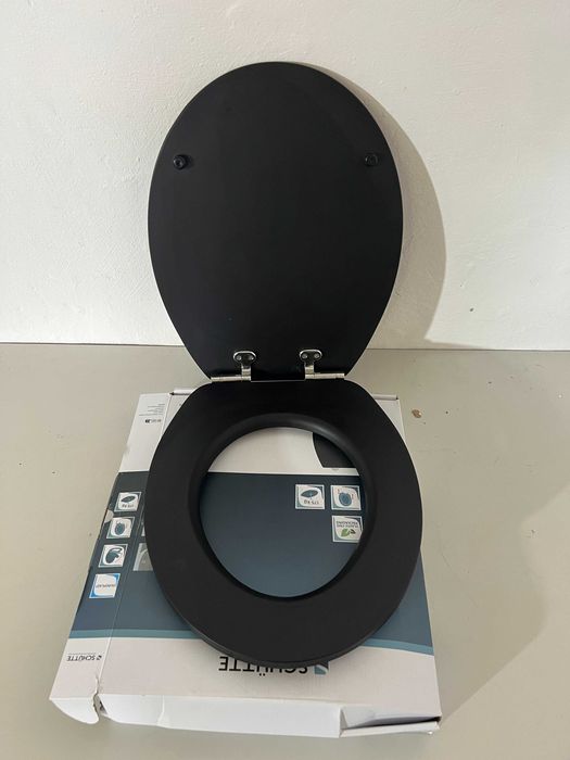 SCHÜTTE BLACK – Capac WC cu închidere lentă (Soft Close), eliberare rapidă, negru