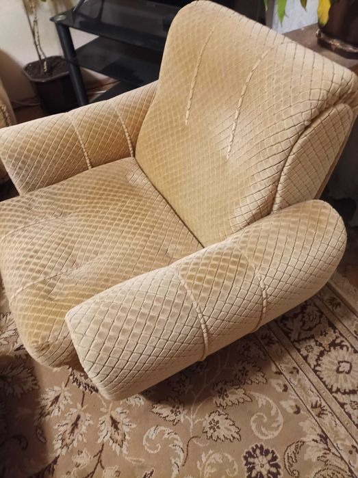 Продавам Холна гарнитура- разтегателен диван +2 фотьойла+ 2 табуретки