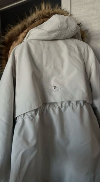 Женская бежевая куртка.