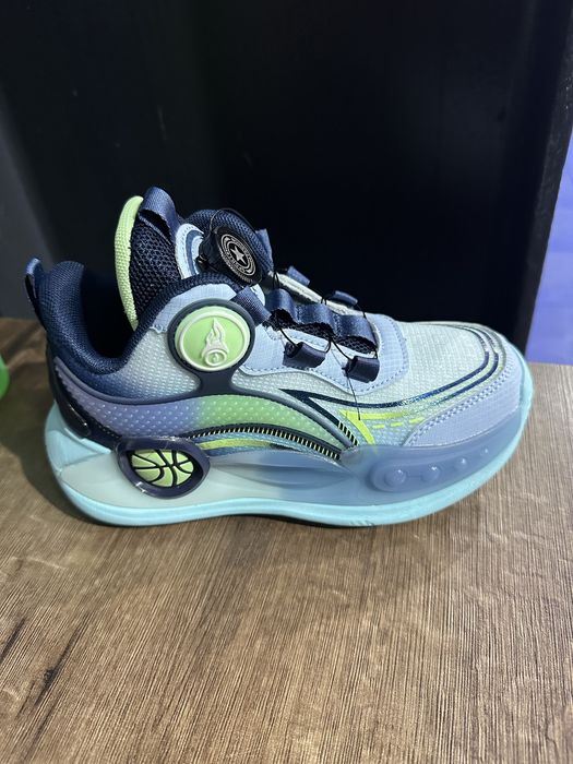 Кроссовки детские новые