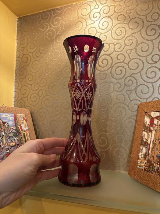Vază din cristal rubin tăiat manual – piesă decorativă deosebită