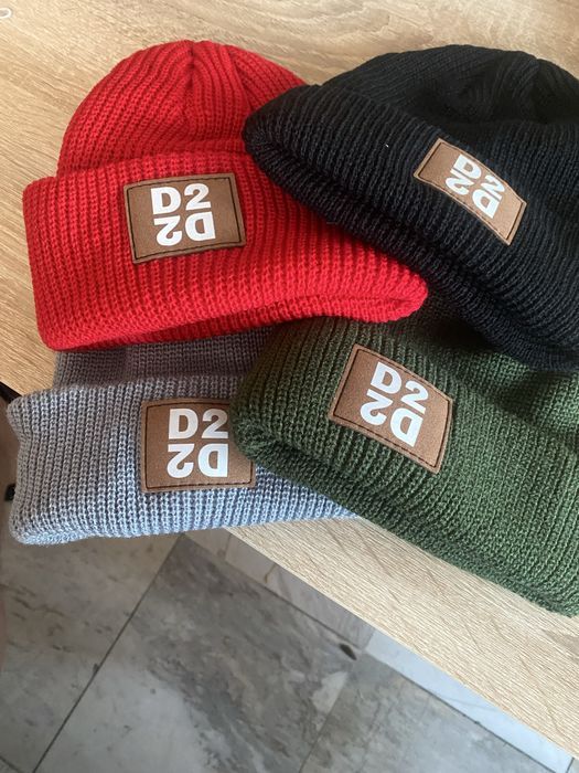 Модерни шапки с лого за сезона