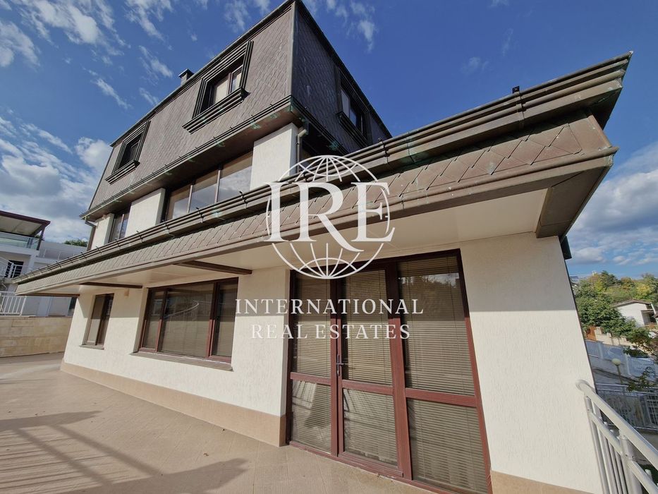 Комфортна четириетажна къща с нескриваема морска панорама!