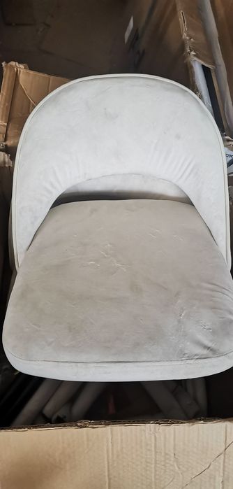 Два щъркела, бар столове Amore. черни крака със седалка от бял плюш