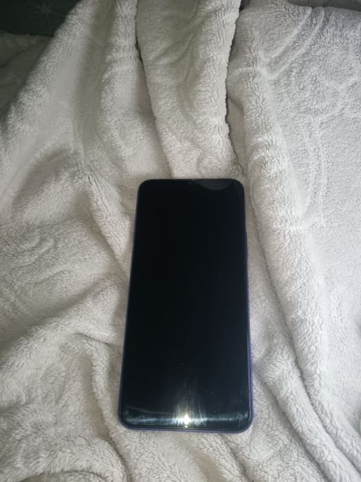 продам телефон vivo Y21