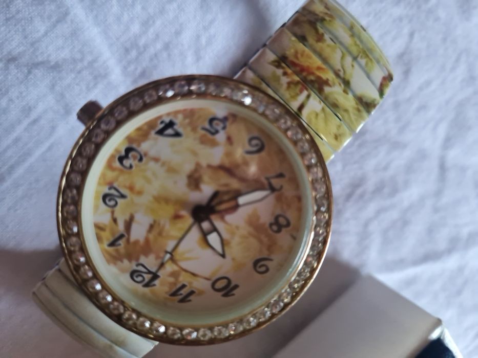 Продавам модерен часовник