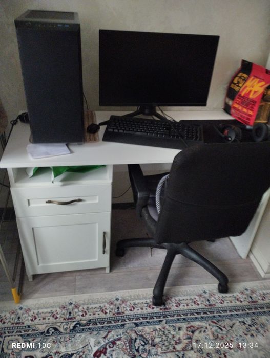 Компьютерный стол в белом цвете