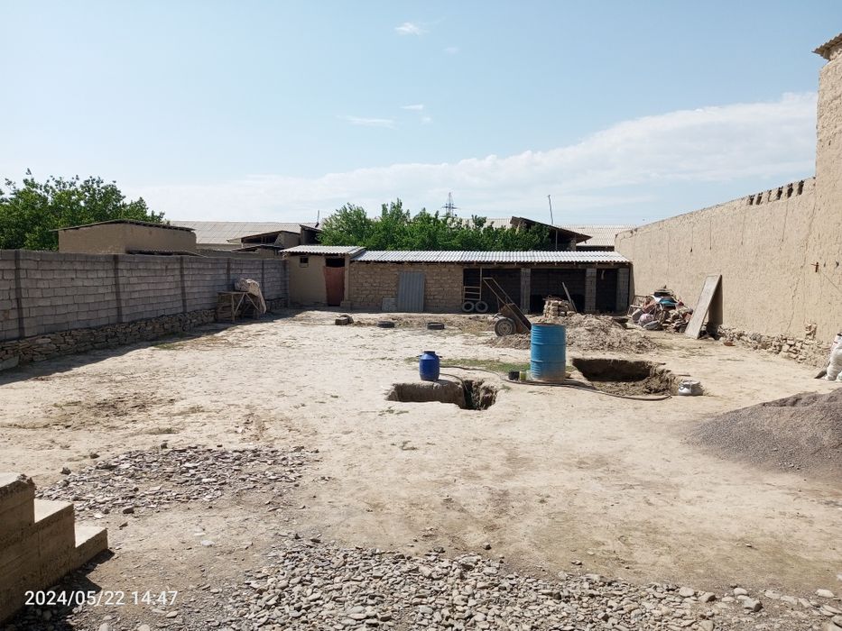 Уй сотилади участка 4 хонаси бор яшаш учун газ свет сув бор дакументла