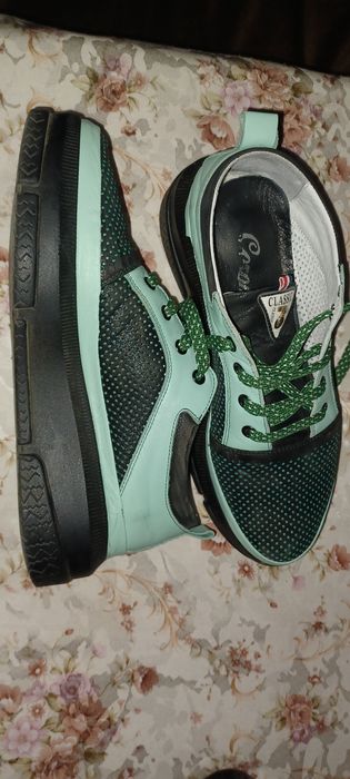 Продава дамски спортни обувки