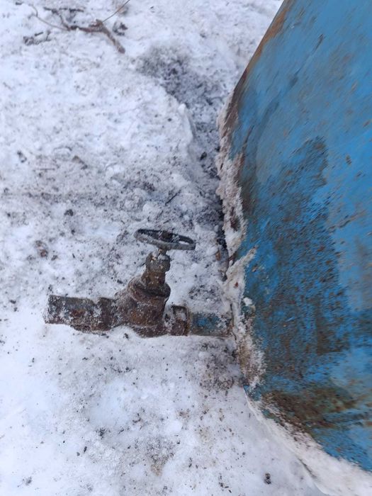 Ёмкость для жидкости, с краном