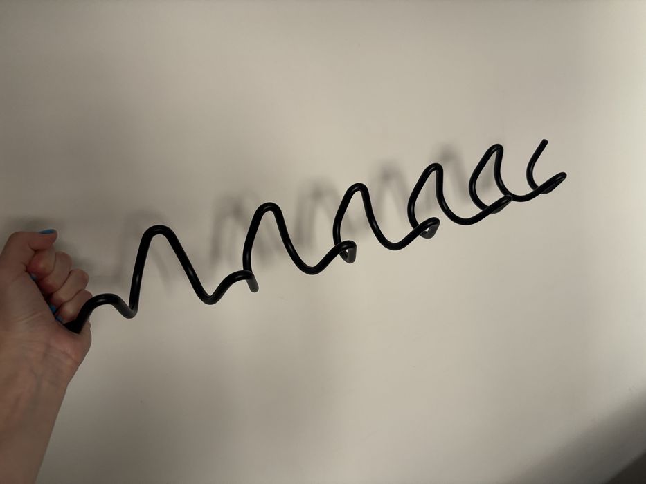 Метална артистична закачалка за дрехи 60см